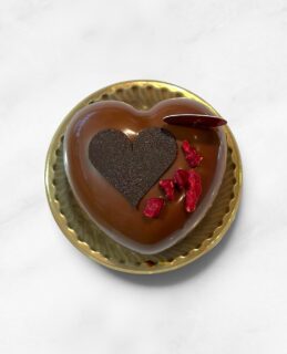 ︴🤎

【 グランショコラ 】
ヴァローナ社の世界最高峰のチョコレート『グアナラ』（カカオ70%）とサフランを組み合わせたケーキ
アクセントに木苺をプラスしました
⁡
・グラサージュグアナラ
・グアナラムース
・フランボワーズコンポート
・サフランのなめらか
・ダックワーズショコラ
⁡
アンジュでごほうび
#燕市  #ヴァローナ
 #ケーキ #スイーツ #valrhona 

Fondée en 1999
新潟県燕市のパティスリー

【 吉田店（本店）】👨🏻‍🍳
・駐車場 16台
・イートインなし
📍燕市吉田3651-8
🕒 9:30〜19:00

【 県央店（café）】☕️
・駐車場 9〜10台
・イートインあり
📍燕市井土巻2丁目245
🕒 11:00〜20:00
（日・祝 〜19:00）
café L.O 19:30（日・祝 18:30）

特別な日のケーキや、日常の「ごほうび」としてお立ち寄り下さい☺️ 
⁡
@ange.chef 👨🏻‍🍳

※DMでのご予約は受け付けしておりません🙇🏻
 お電話・店頭にて承ります。

特別な日の甘いものはその瞬間を鮮やかに彩る。
大切な自分への甘いものは頑張った心をやさしく包む。
私たちは  そんな存在になれるように、日々試行錯誤し
安心して口にしてもらえるお菓子を作っています。