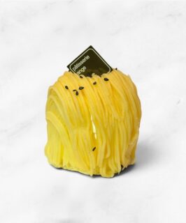 ︴🍠
⁡
【 さつまいものモンブラン 】
・黒胡麻
・ゲランド塩
⁡・さつまいもペースト
・生クリーム
・カスタードクリーム
・スポンジ
⁡
アンジュでごほうび
#燕市  #café 
 #ケーキ #スイーツ #カフェ

Fondée en 1999
新潟県燕市のパティスリー

【 吉田店（本店）】👨🏻‍🍳
・駐車場 16台
・イートインなし
📍燕市吉田3651-8
🕒 9:30〜19:00

【 県央店（café）】☕️
・駐車場 9〜10台
・イートインあり
📍燕市井土巻2丁目245
🕒 11:00〜20:00
（日・祝 〜19:00）
café L.O 19:30（日・祝 18:30）

特別な日のケーキや、日常の「ごほうび」としてお立ち寄り下さい☺️ 
⁡
@ange.chef 👨🏻‍🍳

※DMでのご予約は受け付けしておりません🙇🏻
 お電話・店頭にて承ります。

特別な日の甘いものはその瞬間を鮮やかに彩る。
大切な自分への甘いものは頑張った心をやさしく包む。
私たちは  そんな存在になれるように、日々試行錯誤し
安心して口にしてもらえるお菓子を作っています。