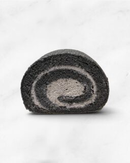 ︴◼️
⁡
工場の祭典限定
【 黒いロールケーキ 】
黒胡麻の香ばしい味わいのクリーム
竹炭入りふわふわの生地
⁡
アンジュでごほうび
#燕市  #工場の祭典
 #ケーキ #スイーツ #カフェ

Fondée en 1999
新潟県燕市のパティスリー

【 吉田店（本店）】👨🏻‍🍳
・駐車場 16台
・イートインなし
📍燕市吉田3651-8
🕒 9:30〜19:00

【 県央店（café）】☕️
・駐車場 9〜10台
・イートインあり
📍燕市井土巻2丁目245
🕒 11:00〜20:00
（日・祝 〜19:00）
café L.O 19:30（日・祝 18:30）

特別な日のケーキや、日常の「ごほうび」としてお立ち寄り下さい☺️ 
⁡
@ange.chef 👨🏻‍🍳

※DMでのご予約は受け付けしておりません🙇🏻
 お電話・店頭にて承ります。

特別な日の甘いものはその瞬間を鮮やかに彩る。
大切な自分への甘いものは頑張った心をやさしく包む。
私たちは  そんな存在になれるように、日々試行錯誤し
安心して口にしてもらえるお菓子を作っています。